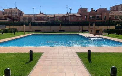 Piscina de Pis en venda en  Granada Capital amb Aire condicionat i Terrassa