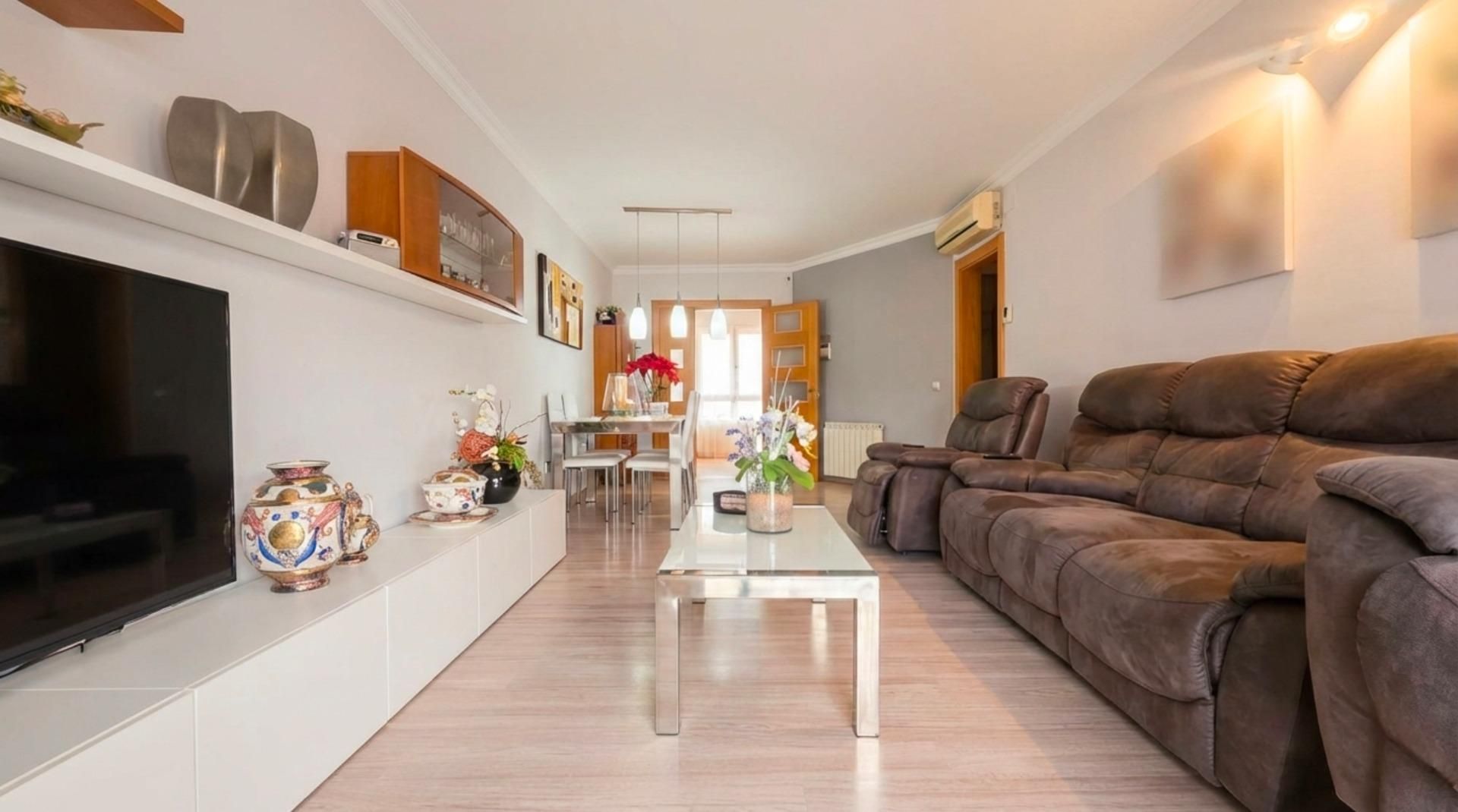 Sala d'estar de Pis en venda en Olesa de Montserrat amb Aire condicionat, Calefacció i Parquet