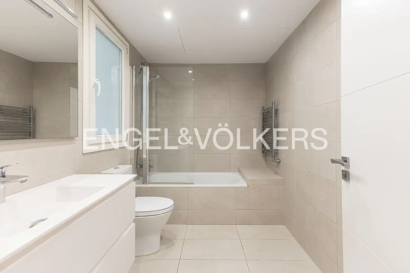Badezimmer von Wohnung zum Verkauf in Barcelona mit Klimaanlage, Heizung und Parkett