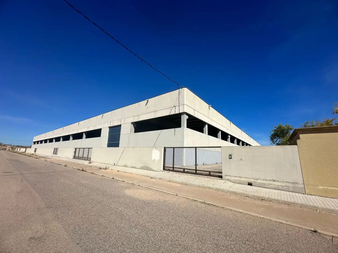 Vista exterior de Nave industrial de alquiler en Villargordo del Cabriel con Alarma