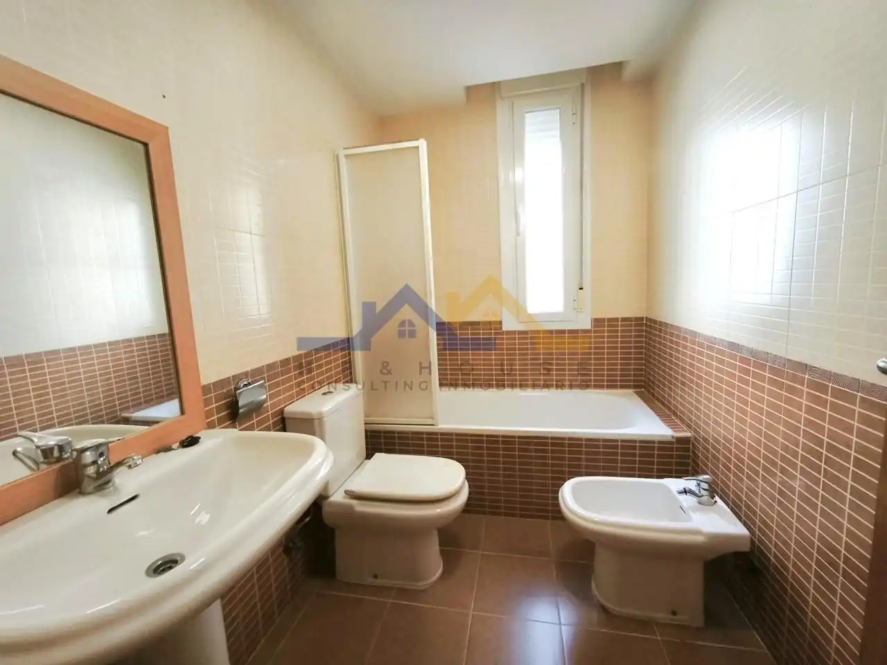 Badezimmer von Wohnung zum Verkauf in Ontígola mit Klimaanlage, Heizung und Privatgarten