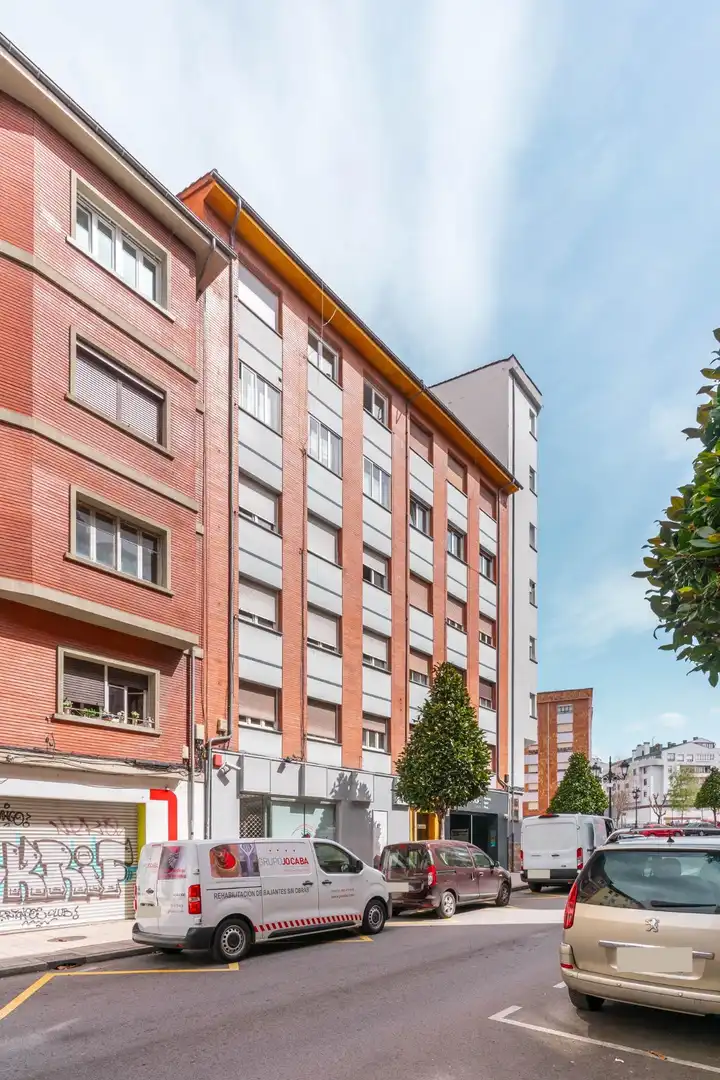 Vista exterior de Pis en venda en Oviedo  amb Calefacció i Moblat