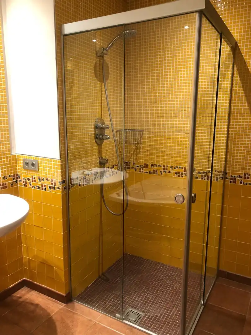 Baño de Casa adosada de alquiler en Figueres con Calefacción, Jardín privado y Terraza