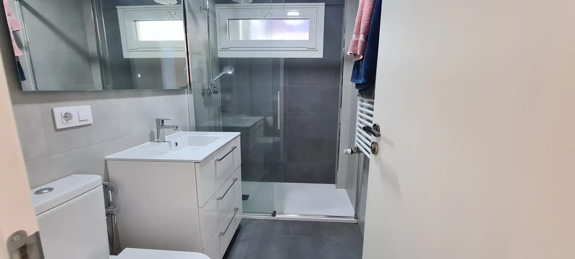 Bathroom of Flat for rent in Vigo   with Heating, Parquet flooring and Oven