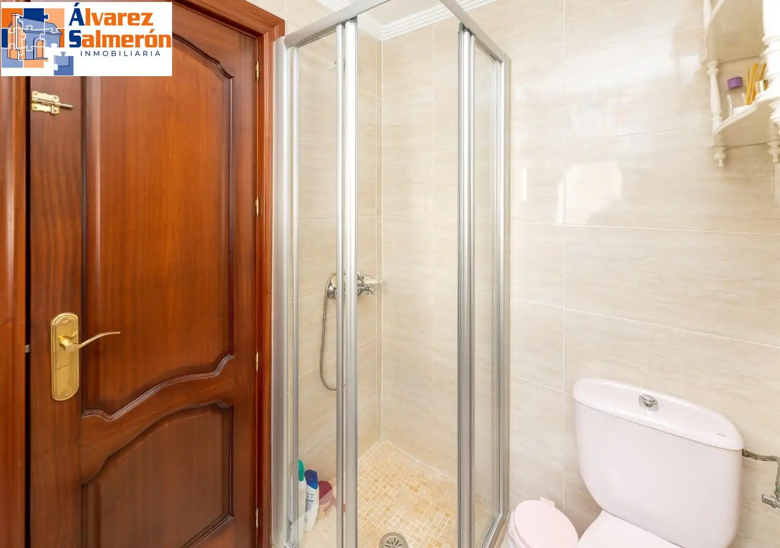 Badezimmer von Wohnung zum Verkauf in Granada mit Möbliert und Balkon