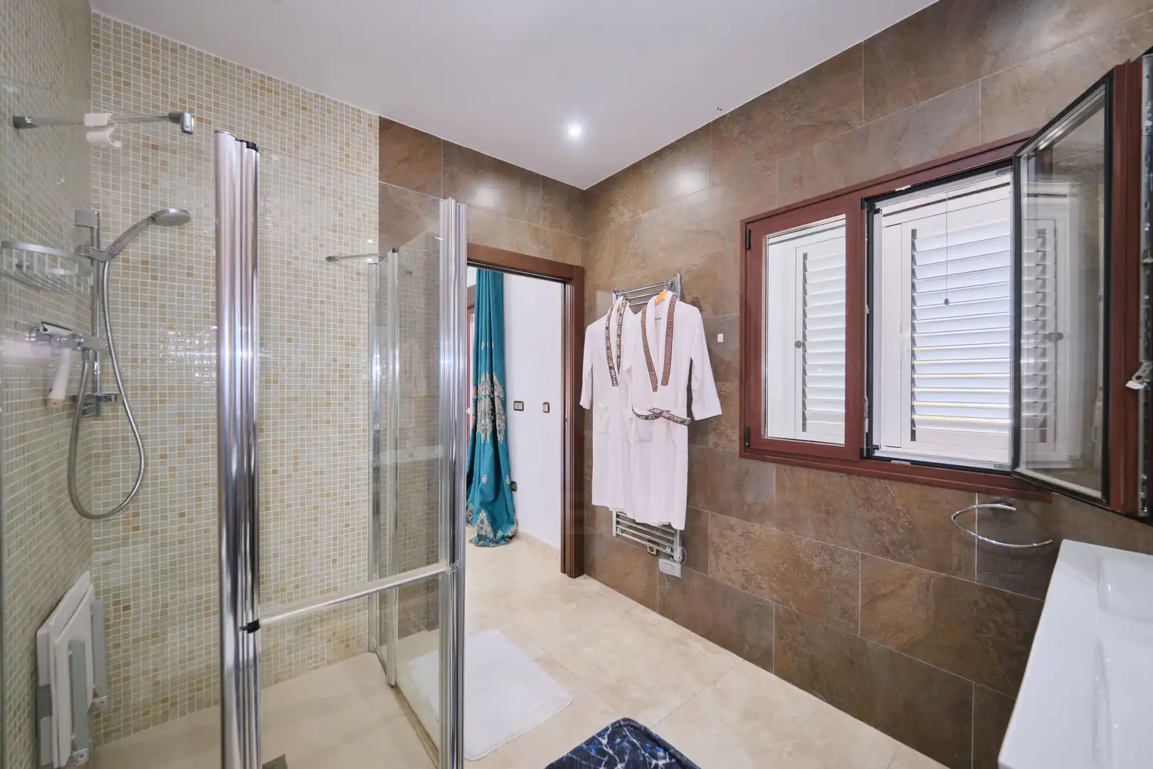 Bathroom of Houses for sale in Almuñécar  with Air Conditioner, Terrace and Swimming Pool