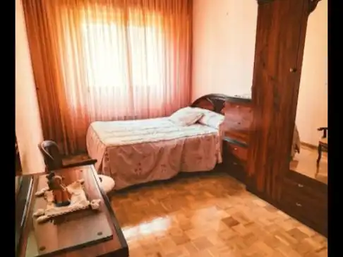Dormitori de Pis en venda en Gijón  amb Calefacció, Parquet i Moblat