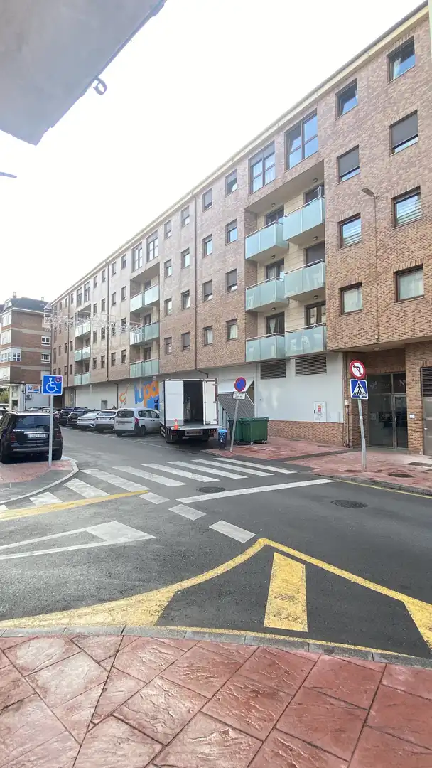Außenansicht von Wohnung zum Verkauf in Los Corrales de Buelna  mit Heizung, Parkett und Möbliert