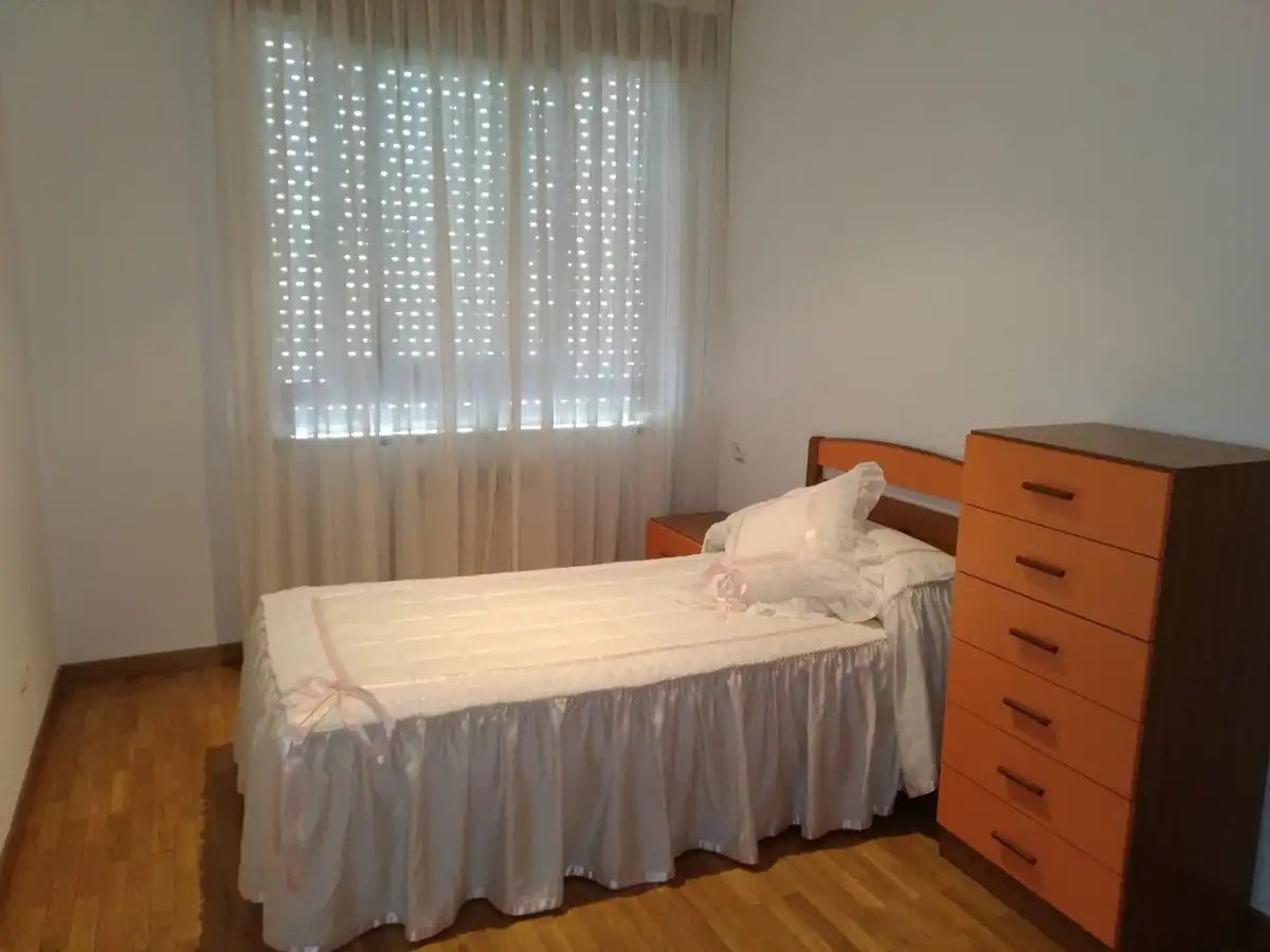 Schlafzimmer von Wohnungen zur Miete in Ponferrada mit Heizung, Möbliert und Balkon