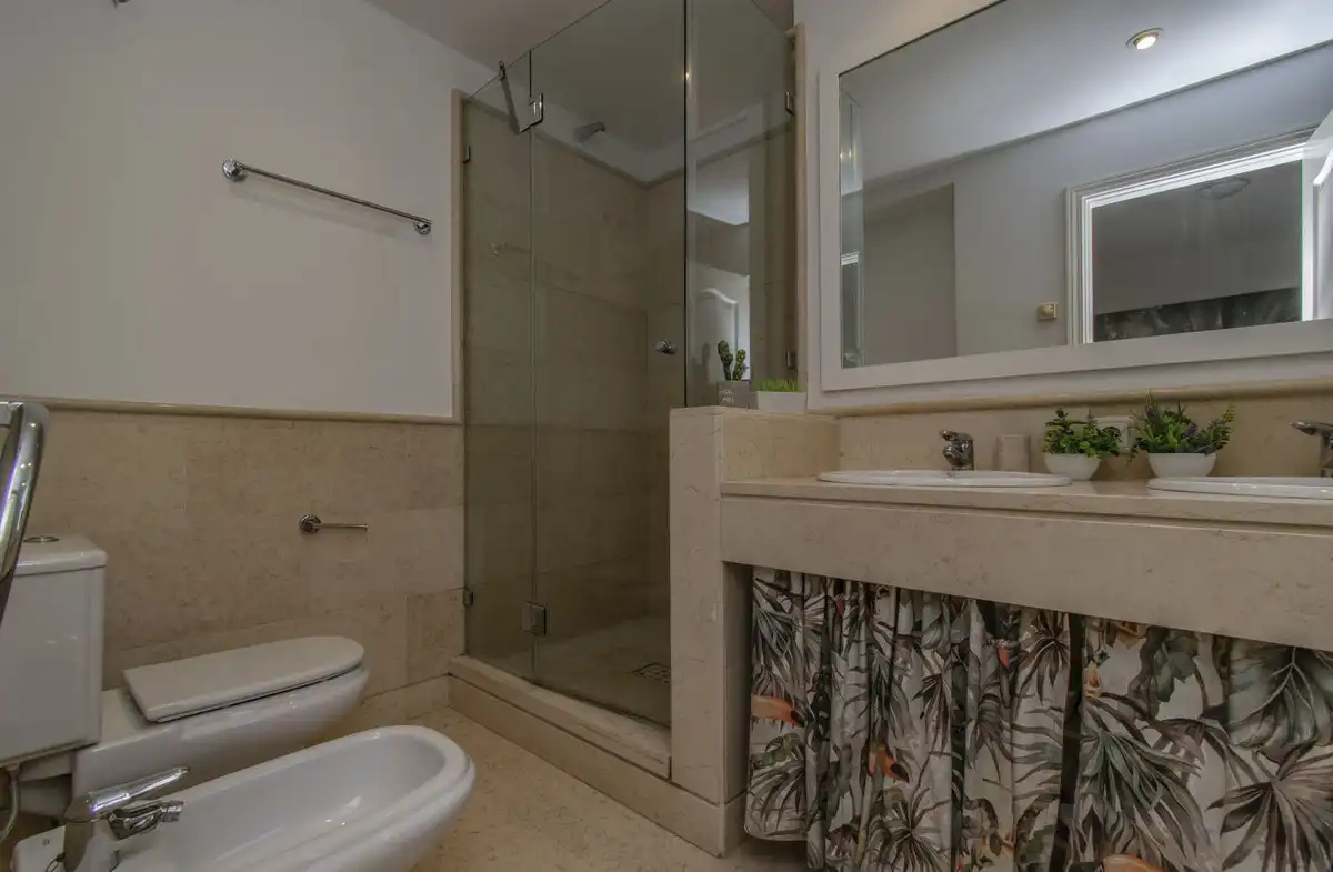 Bany de Apartament en venda en Benahavís amb Aire condicionat, Jardí privat i Moblat