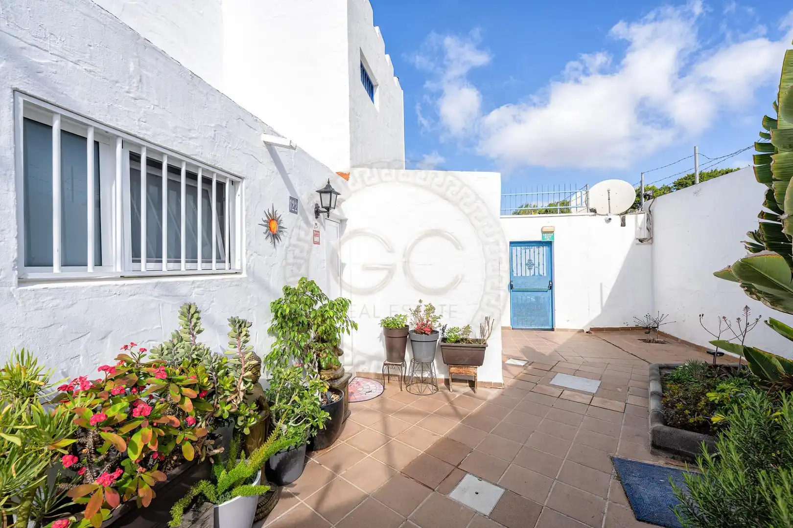 Außenansicht von Einfamilien-Reihenhaus zum Verkauf in San Bartolomé de Tirajana mit Klimaanlage, Privatgarten und Terrasse