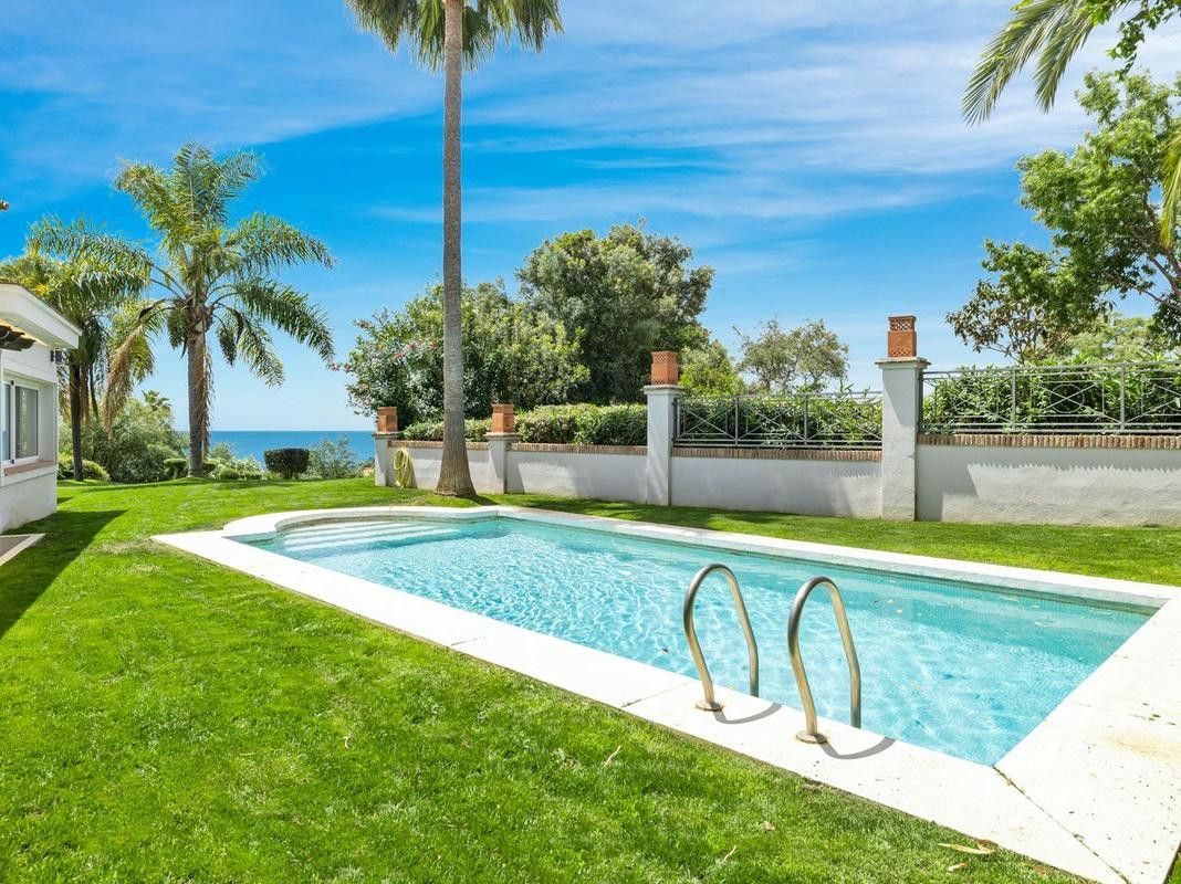 Swimming pool of House or chalet for sale in Marbella  with Air Conditioner, Private garden and Terrace