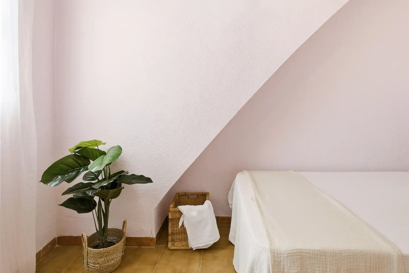 Habitación de Casa adosada en venta en Navajas con Aire acondicionado, Calefacción y Jardín privado