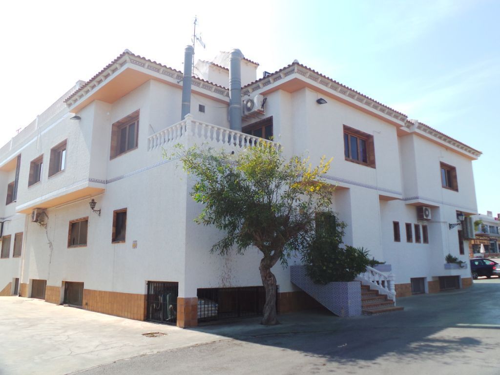 Vista exterior de Edifici en venda en Orihuela