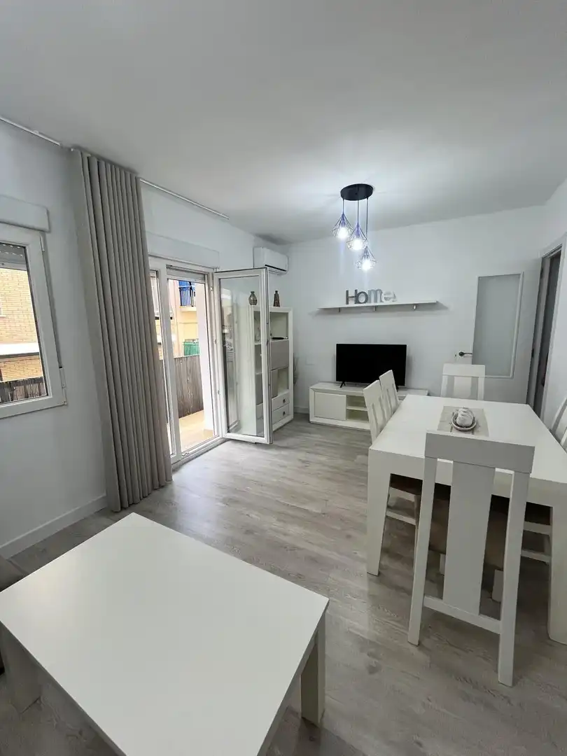 Sala d'estar de Pis de lloguer en Plasencia amb Aire condicionat, Terrassa i Moblat