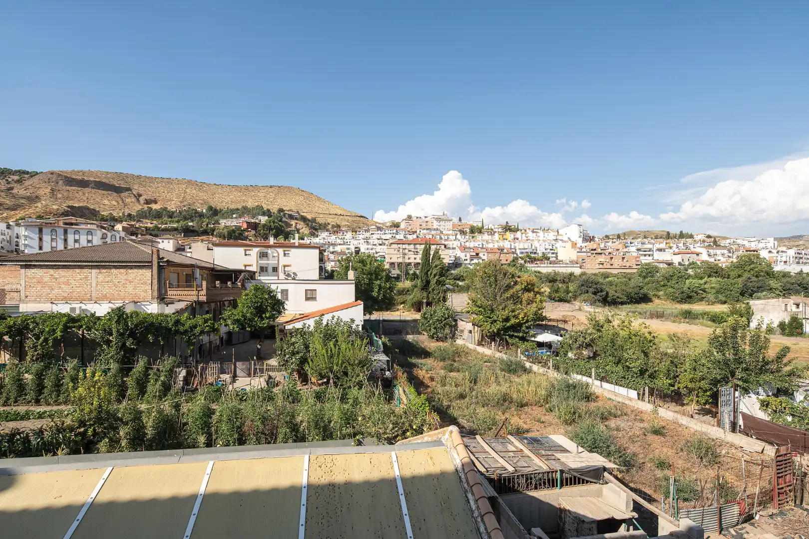 Vista exterior de Pis en venda en Cenes de la Vega amb Moblat i Internet