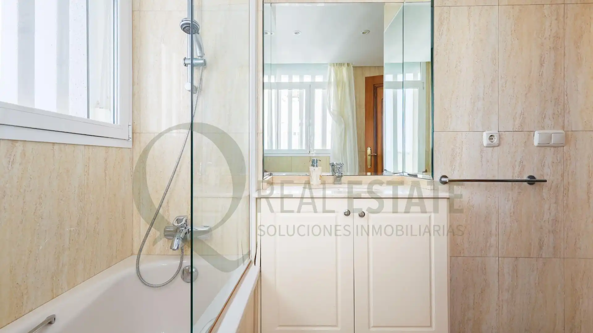Badezimmer von Dachboden zur Miete in Alicante / Alacant mit Klimaanlage, Privatgarten und Terrasse
