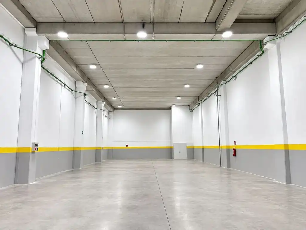 Nave industrielle avec ascenseur à louer à Port