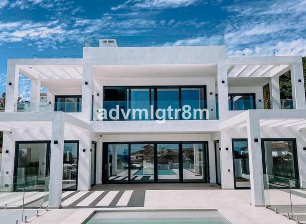 Vista exterior de Casa o xalet en venda en Marbella amb Aire condicionat, Jardí privat i Terrassa