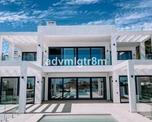Vista exterior de Casa o xalet en venda en Marbella amb Aire condicionat, Jardí privat i Terrassa