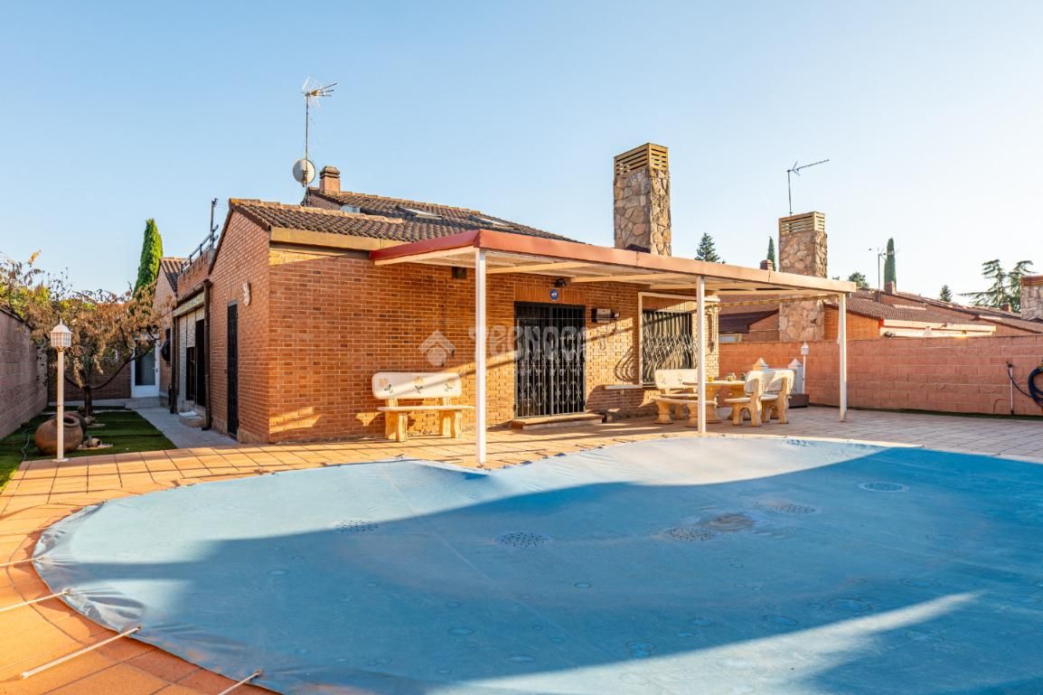 Vista exterior de Casa o xalet en venda en Rivas-Vaciamadrid amb Aire condicionat, Calefacció i Jardí privat