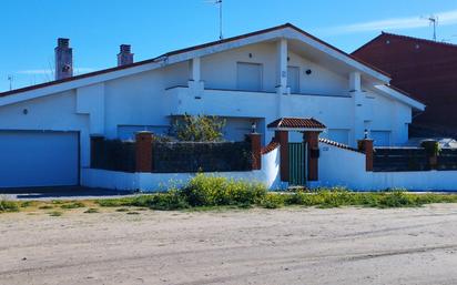 Vista exterior de Casa o xalet en venda en Medina del Campo amb Calefacció, Jardí privat i Terrassa