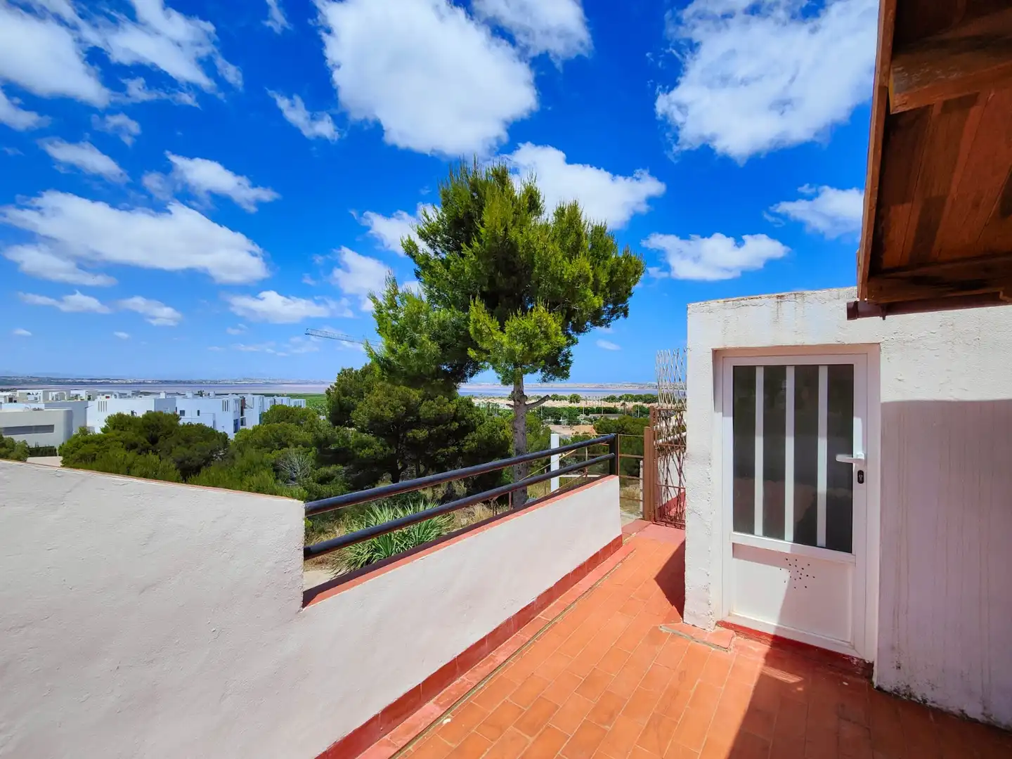 Terrasse von Einfamilien-Reihenhaus zum Verkauf in Torrevieja mit Klimaanlage, Privatgarten und Terrasse