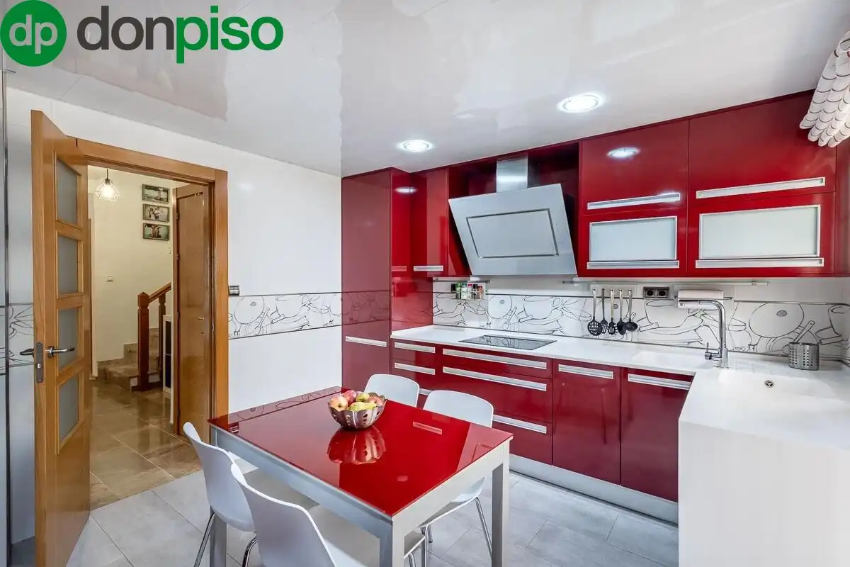 Cocina de Casa adosada en venta en Churriana de la Vega con Aire acondicionado, Jardín privado y Terraza