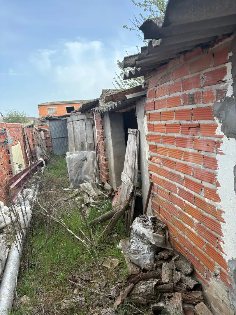 Vista exterior de Casa o xalet en venda en Alcazarén amb Jardí privat, Terrassa i Traster