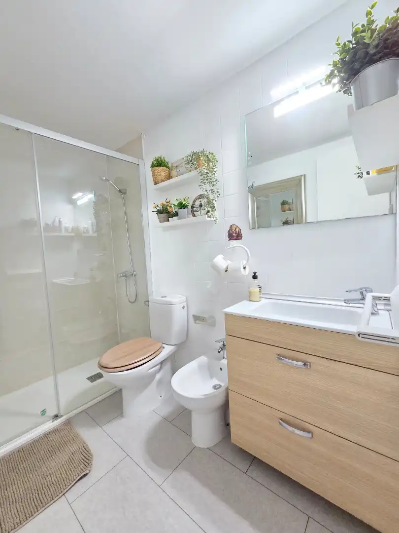 Badezimmer von Wohnung zum Verkauf in Cerdanyola del Vallès mit Ofen und Balkon