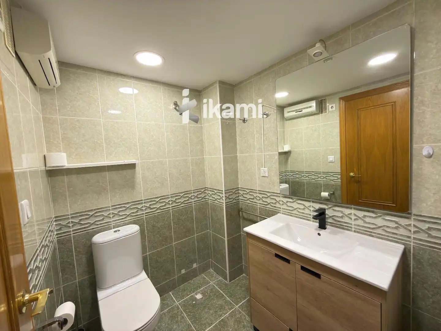 Baño de Piso en venta en Valencia con Aire acondicionado, Terraza y Piscina