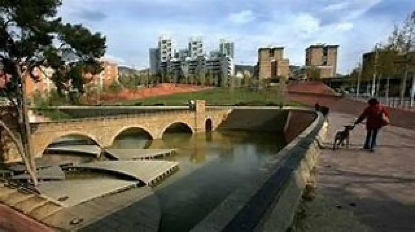 Vista exterior de Edifici en venda en Barcelona