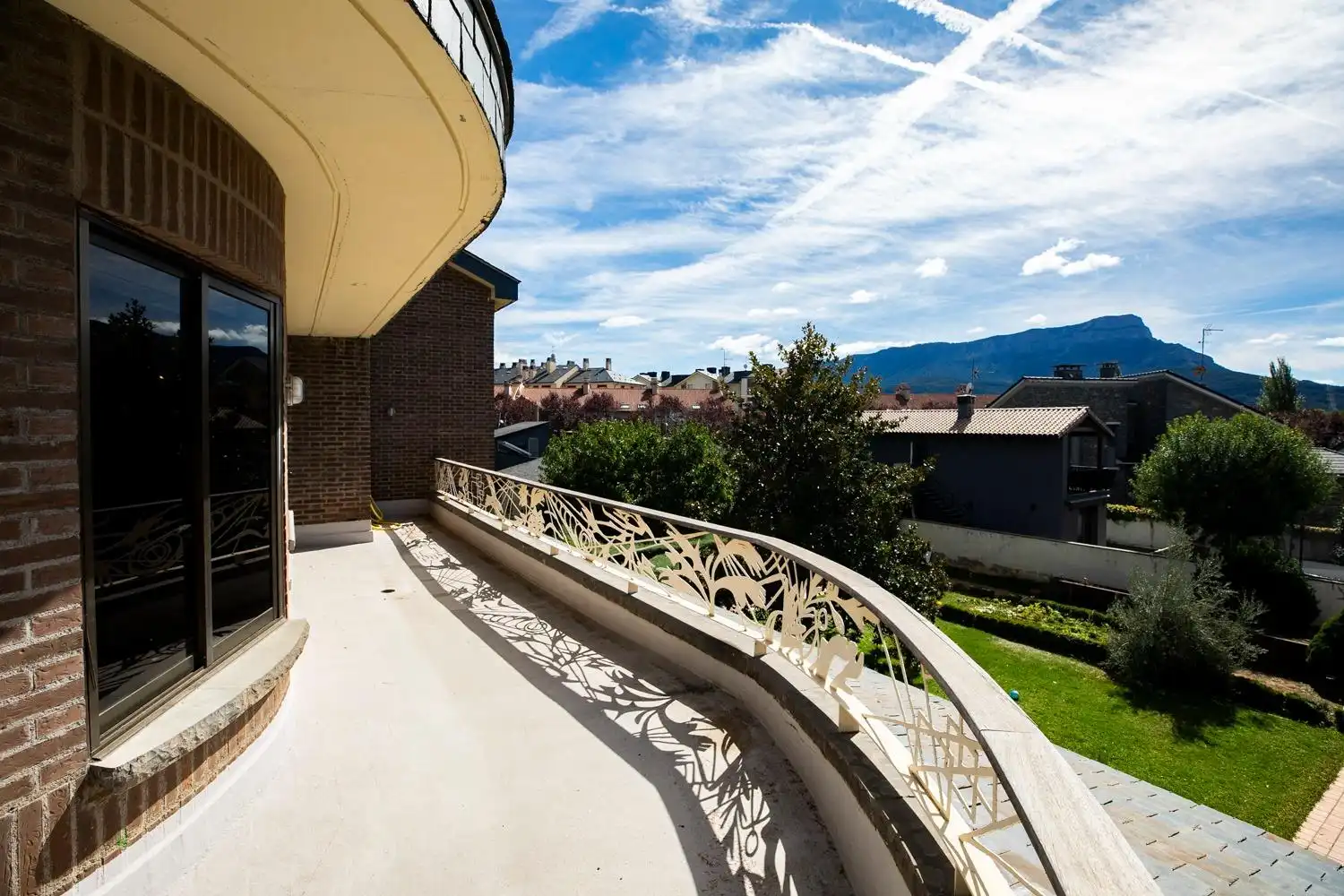 Terrassa de Casa o xalet en venda en Jaca amb Calefacció, Jardí privat i Terrassa