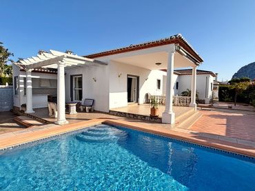 Casa con piscina en venta en Tormos 4