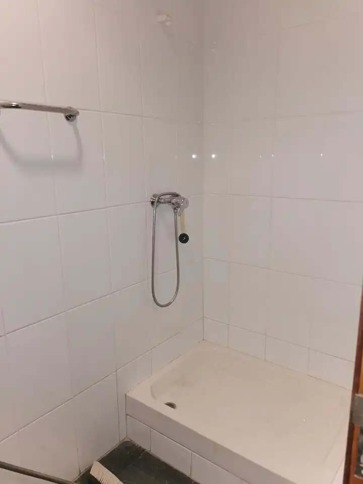 Badezimmer von Fabrikhallen zum Verkauf in Valtierra