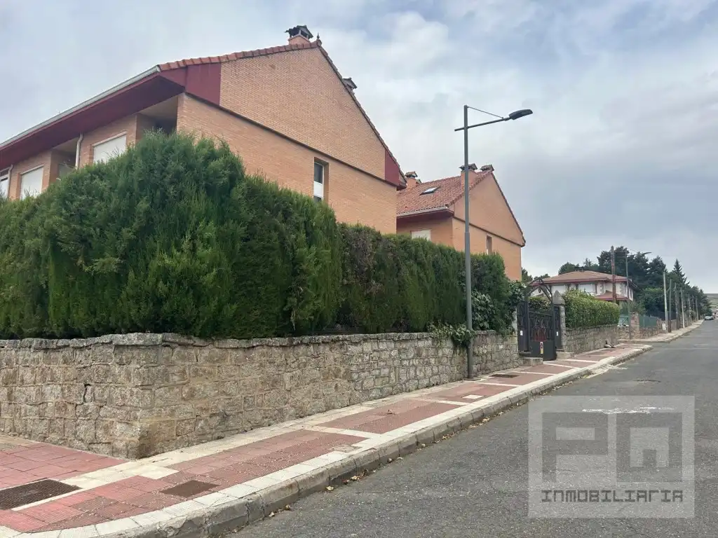 Exterior view of Houses for rent in Las Navas del Marqués 