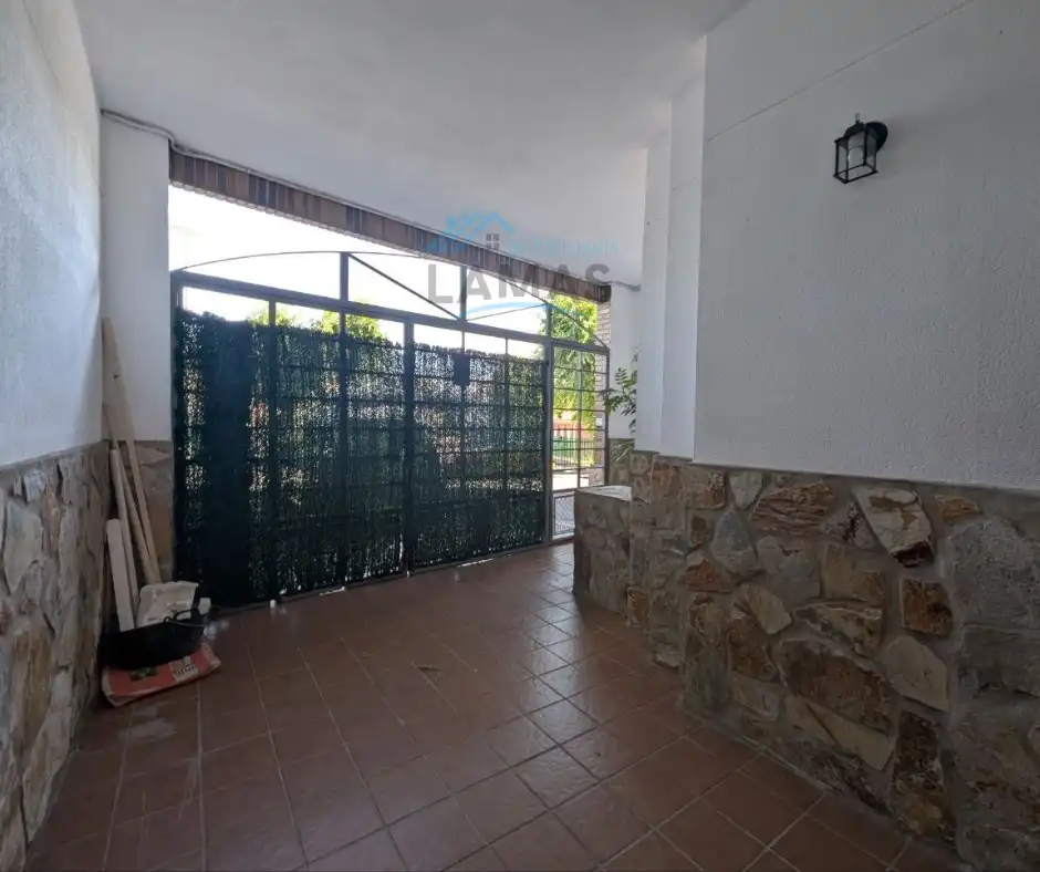 Terrasse von Einfamilien-Reihenhaus zum Verkauf in Navalmoral de la Mata mit Klimaanlage, Heizung und Terrasse