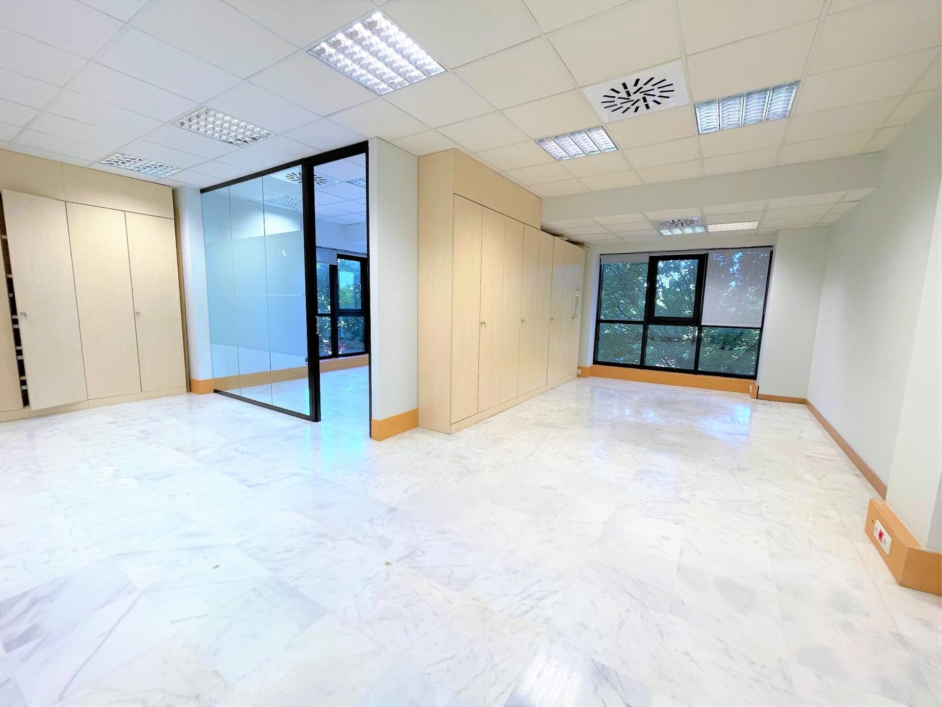 Oficina de lloguer en  Sevilla Capital amb Aire condicionat i Calefacció