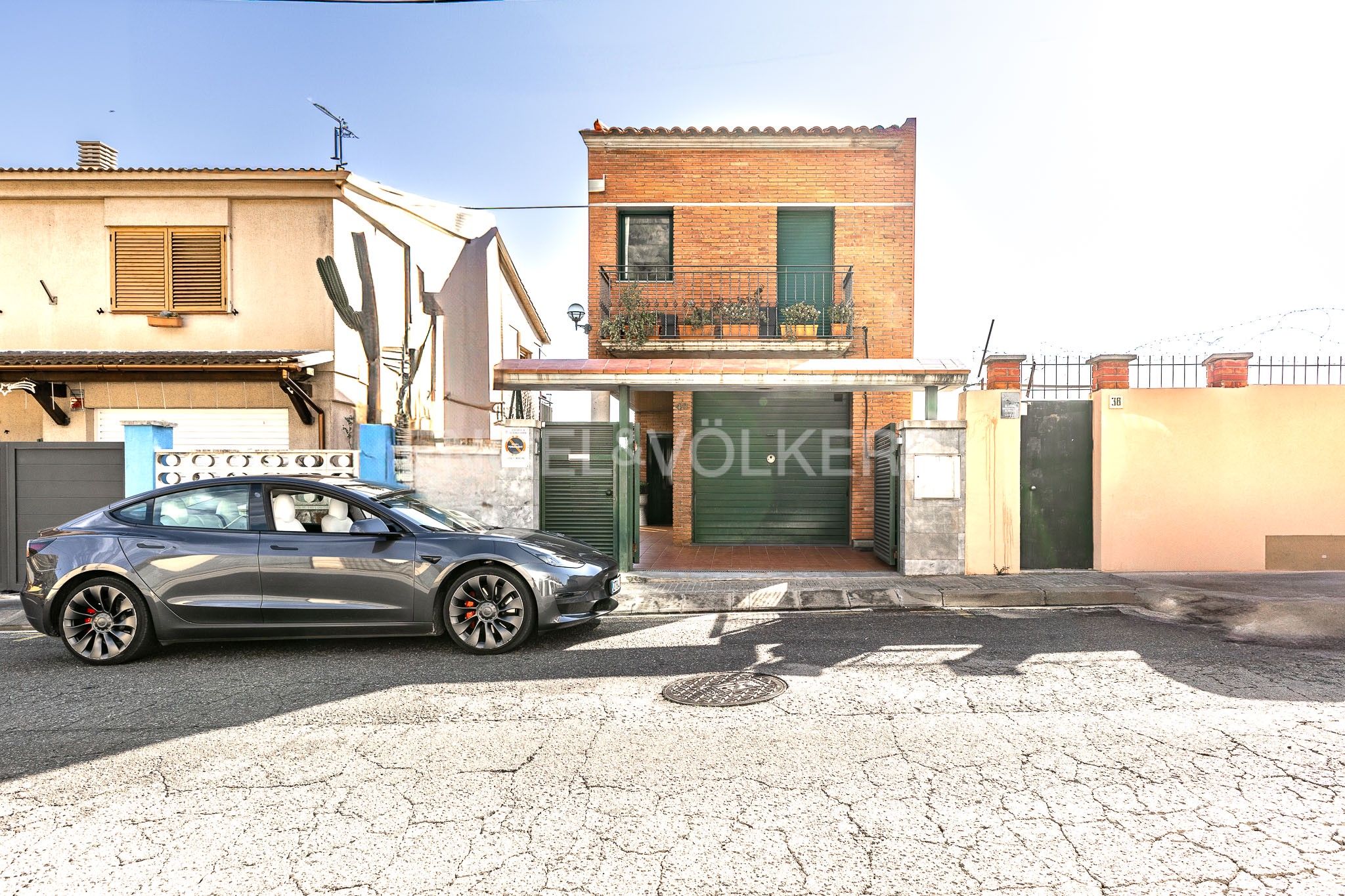 Exterior view of House or chalet for sale in Santa Coloma de Gramenet  with Air Conditioner, Heating and Private garden