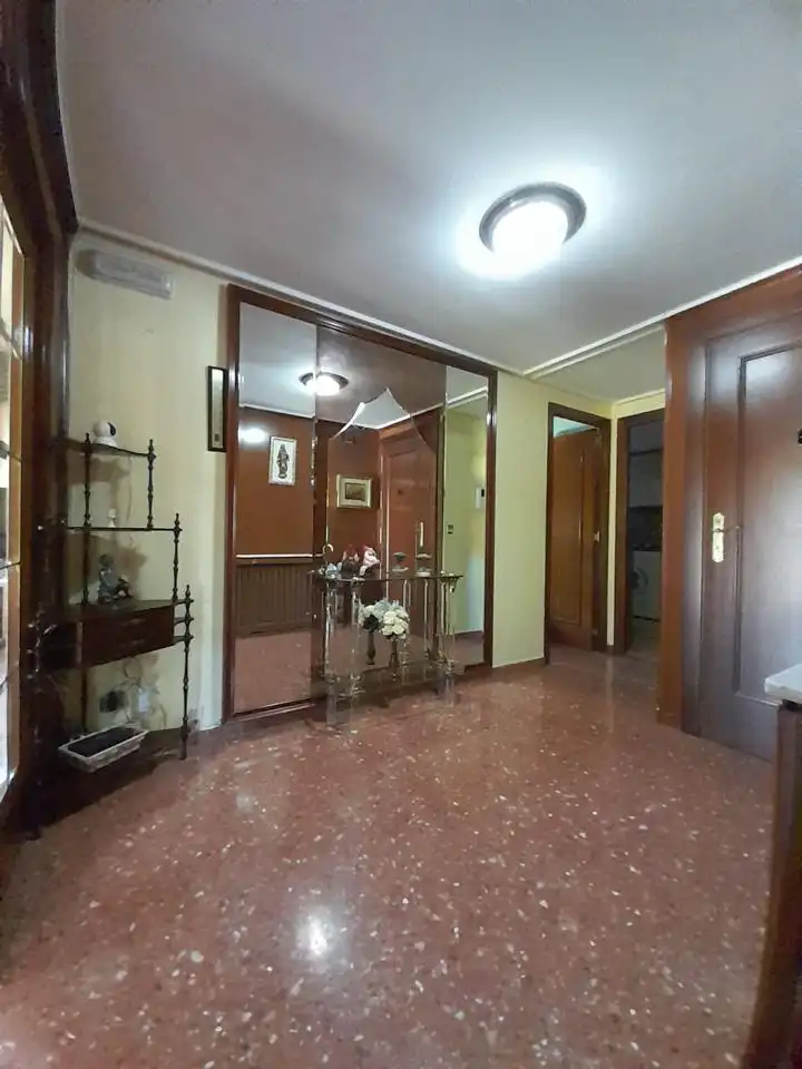 Wohnung zum Verkauf in Zaragoza mit Heizung, Abstellraum und Balkon