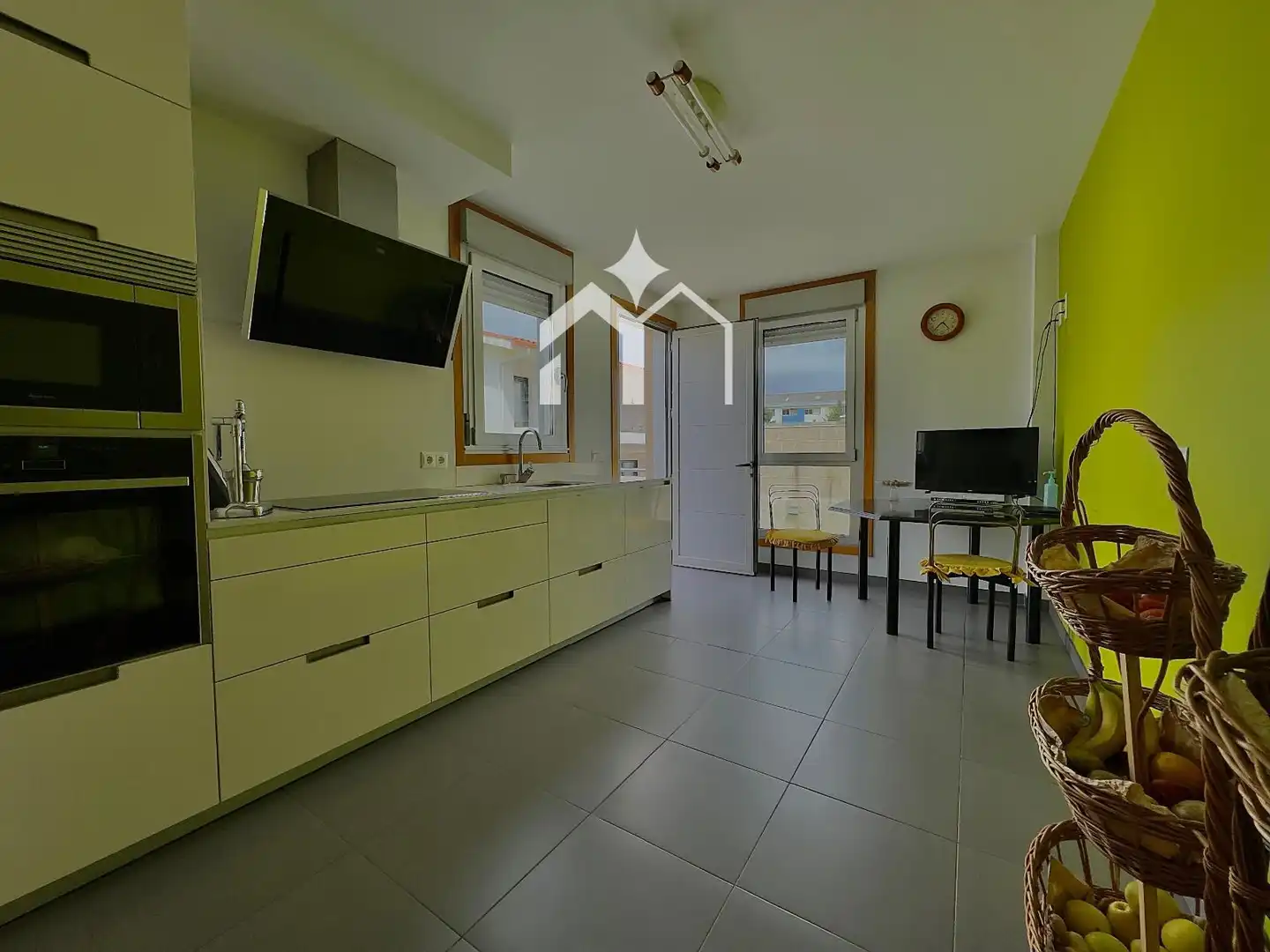 Cuina de Casa o xalet en venda en Cangas  amb Calefacció, Parquet i Terrassa