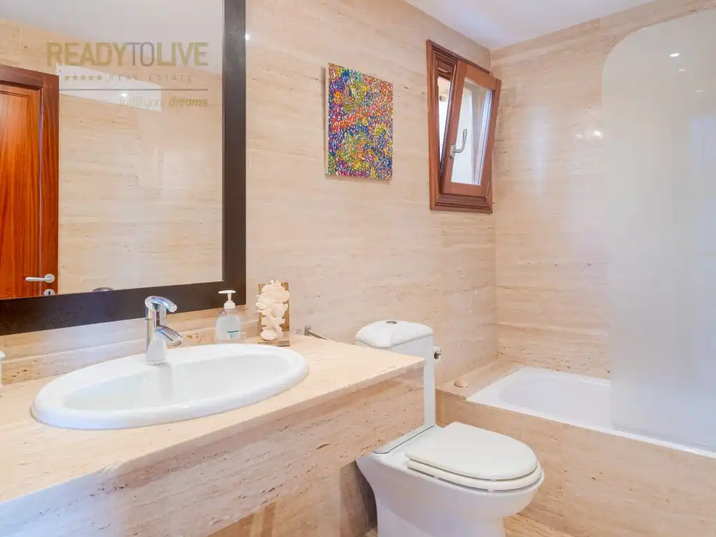 Badezimmer von Einfamilien-Reihenhaus zum Verkauf in Alcúdia mit Klimaanlage, Privatgarten und Terrasse