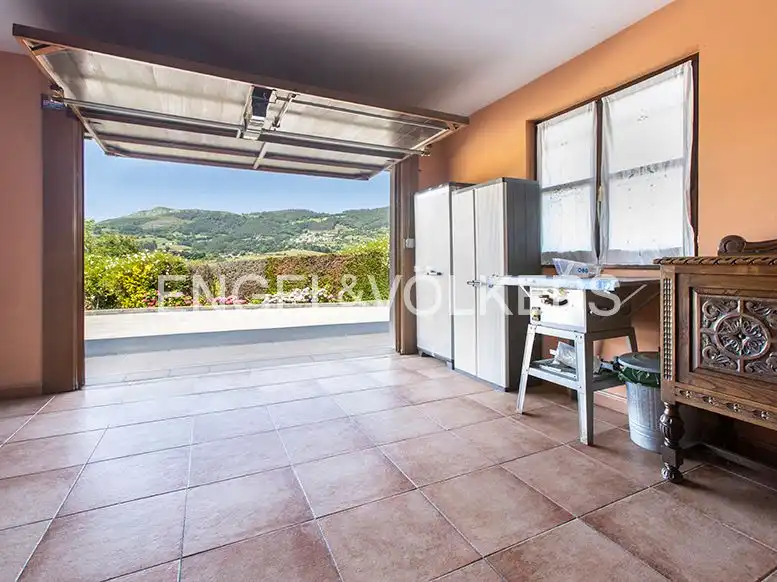 Terrassa de Casa o xalet en venda en Oviedo  amb Calefacció, Jardí privat i Terrassa