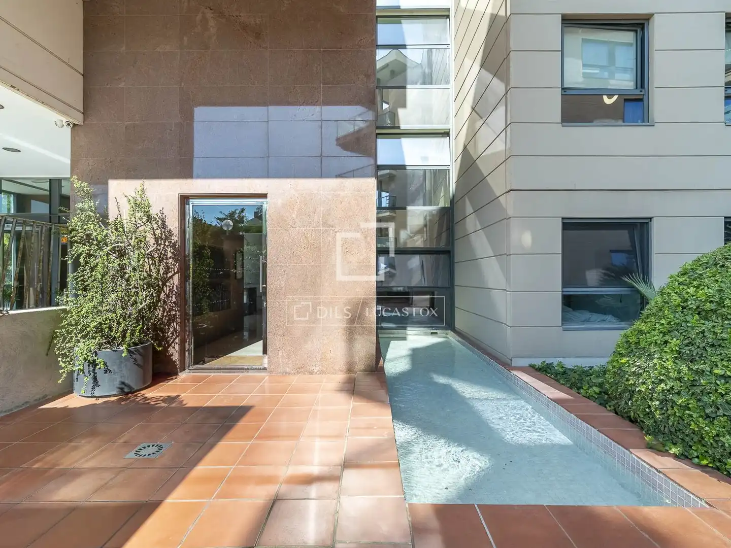 Außenansicht von Wohnung zum Verkauf in Barcelona mit Klimaanlage, Heizung und Privatgarten