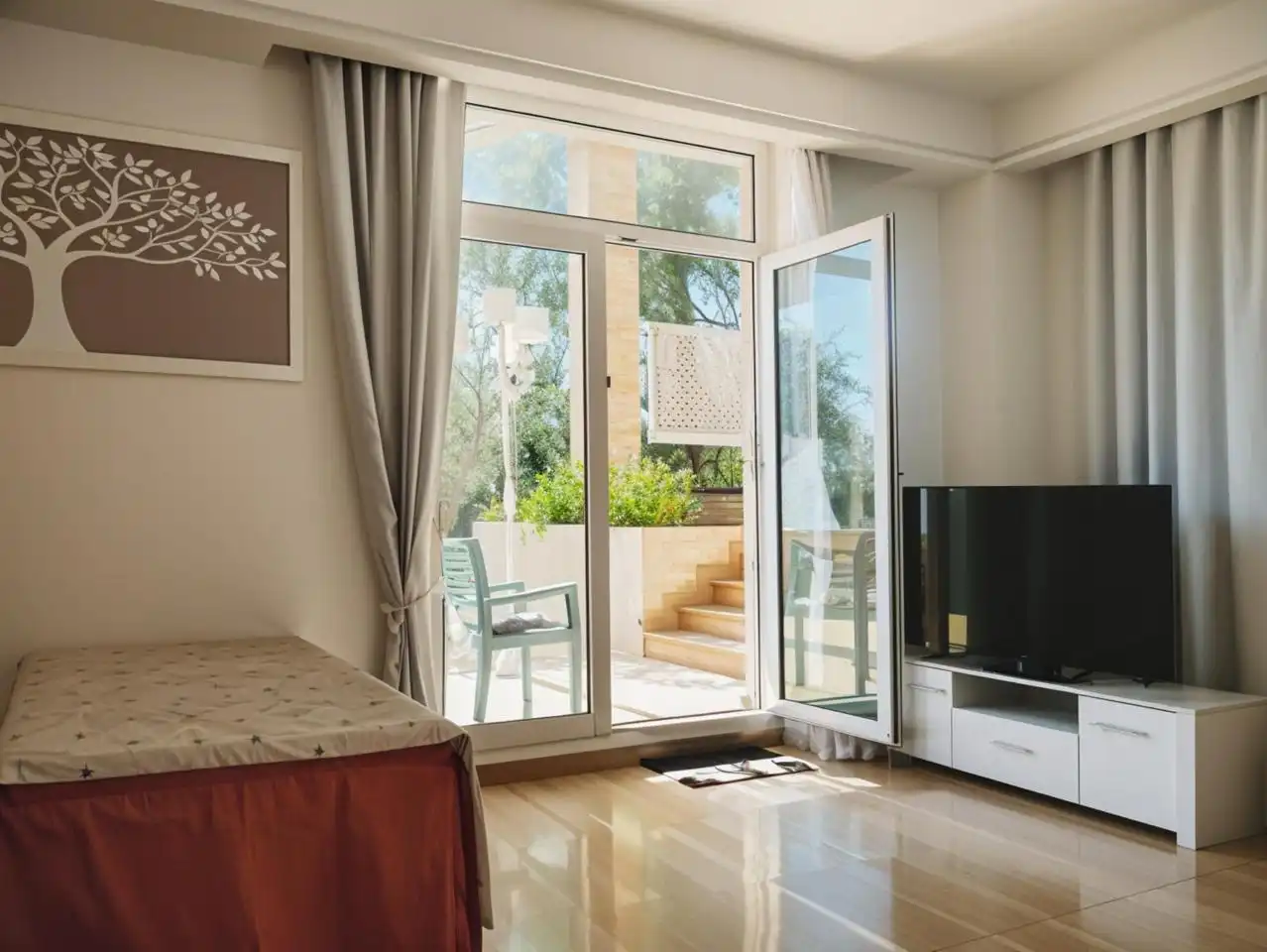 Dormitori de Casa o xalet en venda en Tomares amb Aire condicionat, Jardí privat i Parquet
