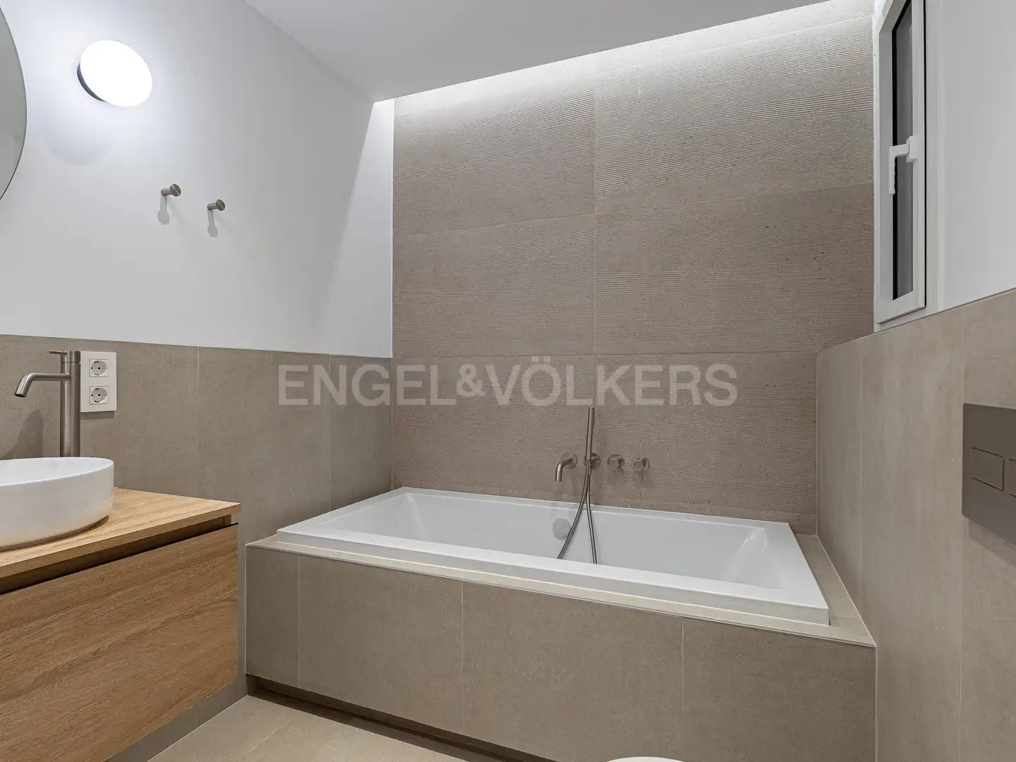 Badezimmer von Wohnung zur Miete in Barcelona mit Klimaanlage, Heizung und Parkett