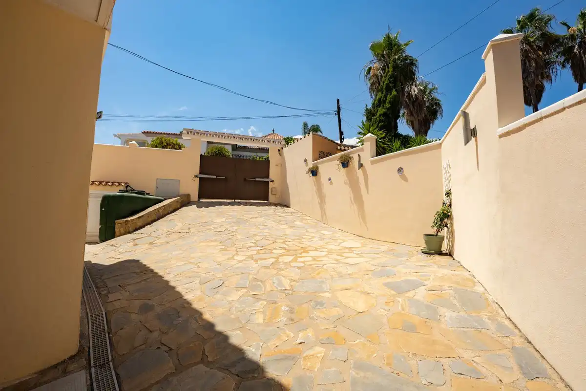 Vista exterior de Casa o xalet en venda en Estepona amb Aire condicionat, Jardí privat i Terrassa