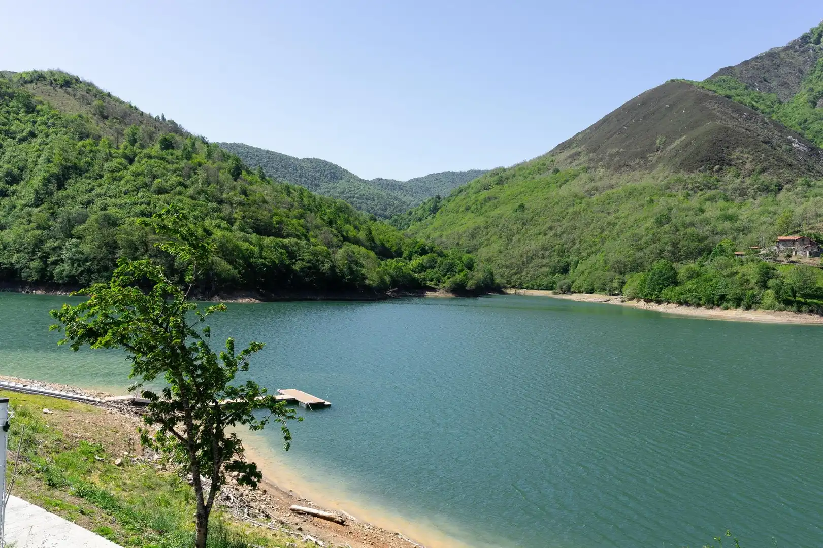 Vista exterior de Casa o xalet en venda en Sobrescobio amb Jardí privat