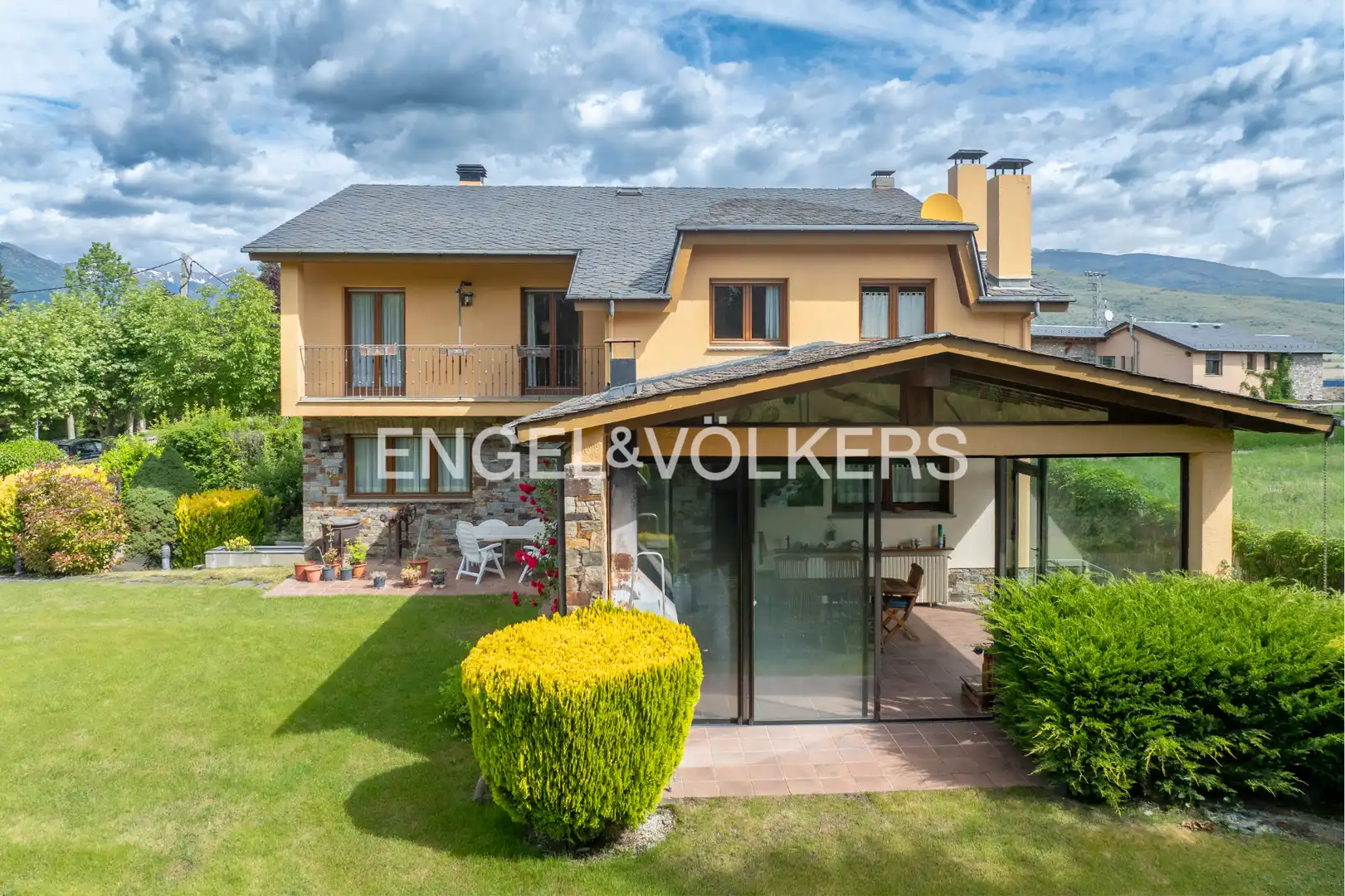 Vista exterior de Casa o xalet en venda en Puigcerdà amb Calefacció, Jardí privat i Parquet
