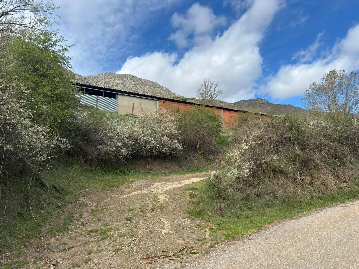 Vista exterior de Nave industrial en venta en Valdepiélago